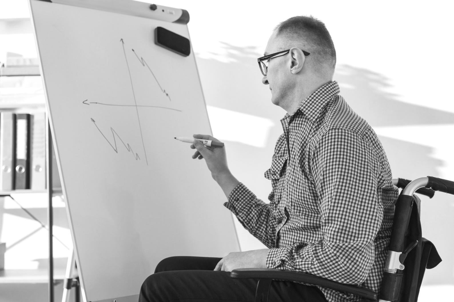 Environnement de formation collaboratif où les participants travaillent ensemble sur des stratégies budgétaires concrètes